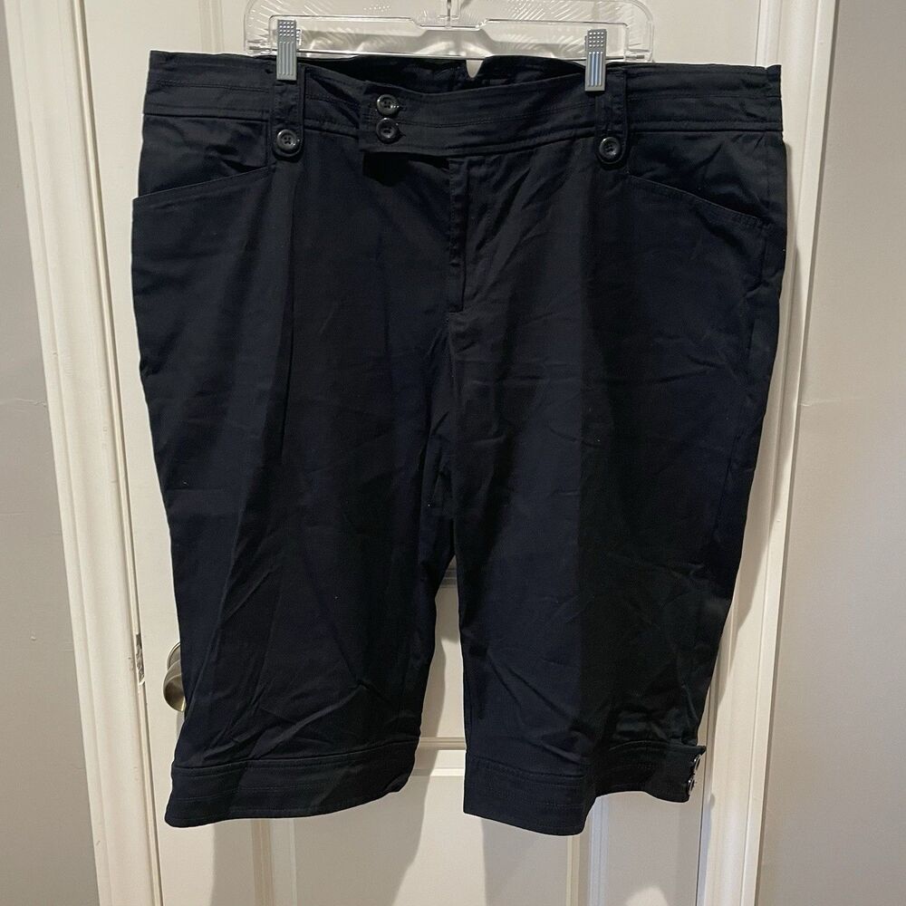 Venezia Women's Black Capri pants cropped pants  size 22